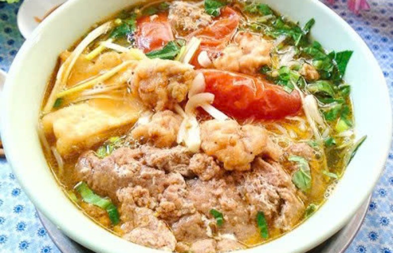 Bữa sáng ngon miệng, ấm bụng với món bún riêu cua chả mực