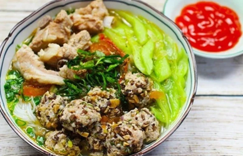 Cách nấu bún mọc dọc mùng thanh đạm cho bữa sáng