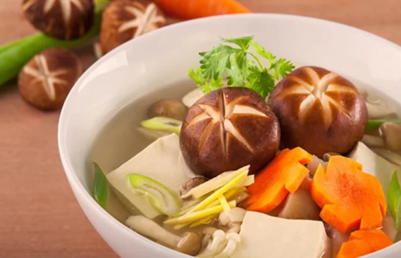 Bữa cơm với canh nấm hạt sen, vừa ngon vừa bổ dưỡng