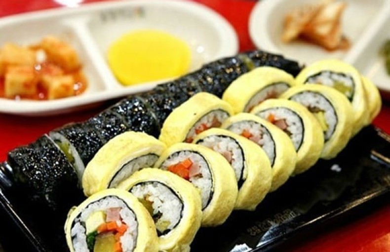 Làm bữa tối nhanh gọn với kimbap cuộn trứng rong biển chuẩn vị Hàn Quốc
