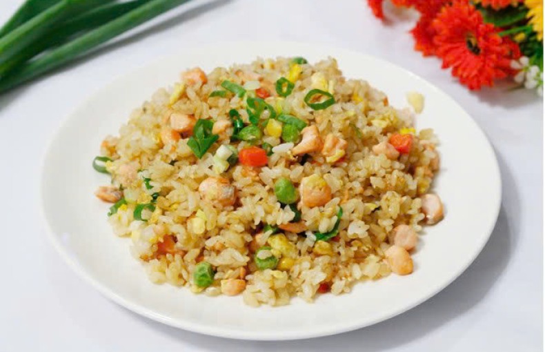 Tuần mới đầy năng lượng với món cơm chiên cá hồi bổ dưỡng