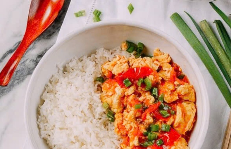 5 phút xong ngay món trứng xào cà chua cho bữa sáng