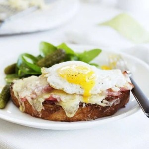 Bữa sáng nhanh gọn với món sandwich croque madame kiểu Pháp