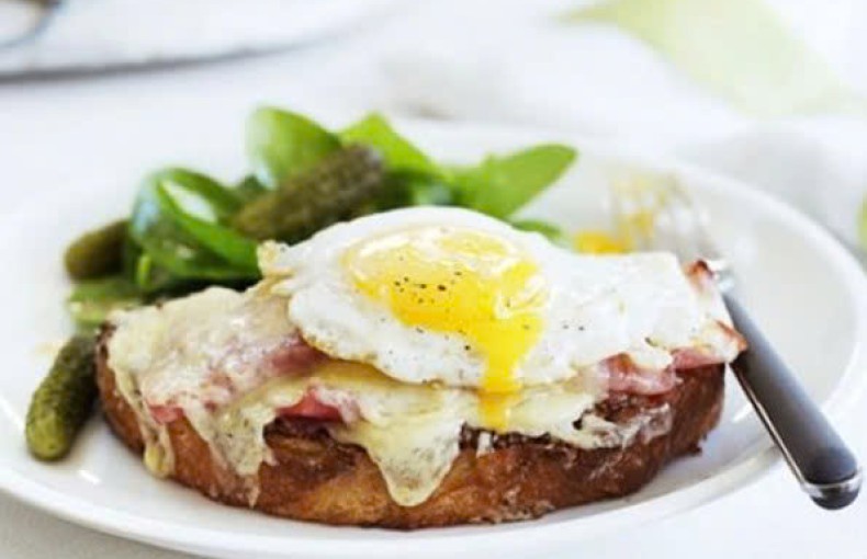 Bữa sáng nhanh gọn với món sandwich croque madame kiểu Pháp