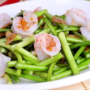 Đổi vị cho bữa trưa cuối tuần với ngồng tỏi xào hải sản