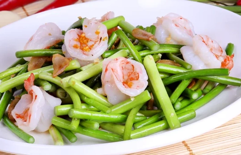 Đổi vị cho bữa trưa cuối tuần với ngồng tỏi xào hải sản