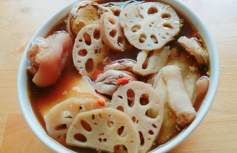 Cách làm món canh chân giò hầm củ sen thơm ngon bổ dưỡng ngày nắng