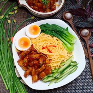 Tự làm mì thịt heo sốt cay nổi tiếng của ẩm thực Hàn Quốc