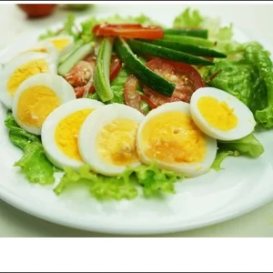 Salad rau củ trộn trứng thanh đạm, giúp bạn giữ dáng như siêu mẫu