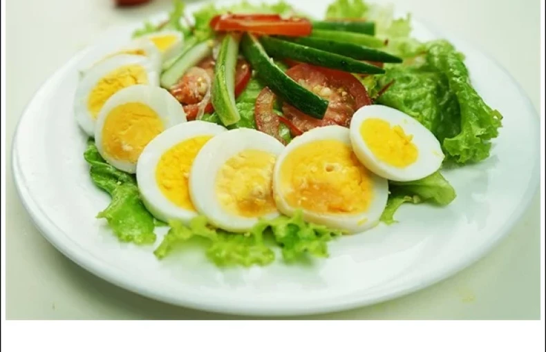 Salad rau củ trộn trứng thanh đạm, giúp bạn giữ dáng như siêu mẫu