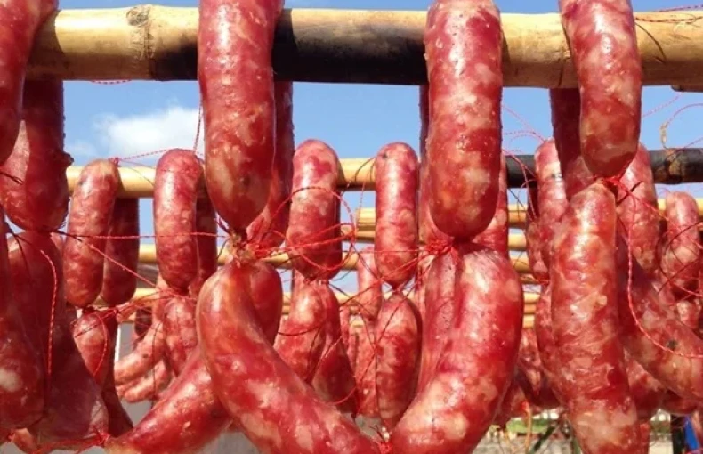 Cách làm lạp xưởng tươi ngon, chuẩn vị vùng núi phía Tây Bắc