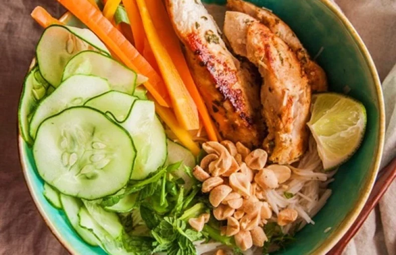 Bún trộn gà áp chảo ăn hoài không chán